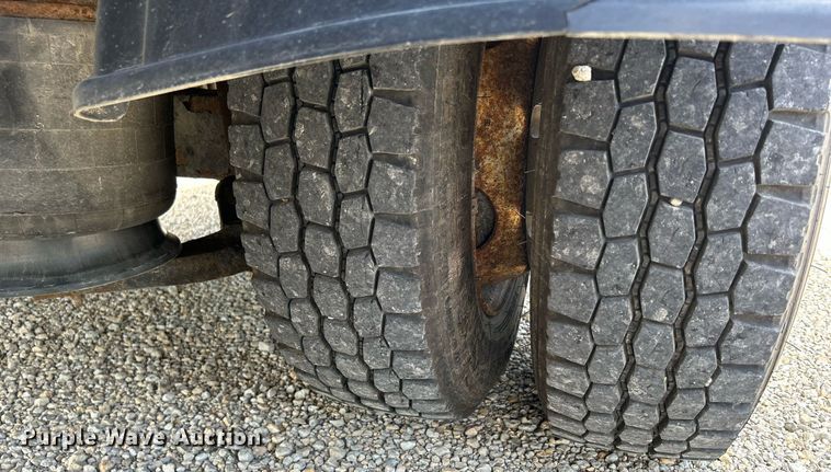 image for item MD9000 2006 Freightliner Business Class M2 106  rollback truck