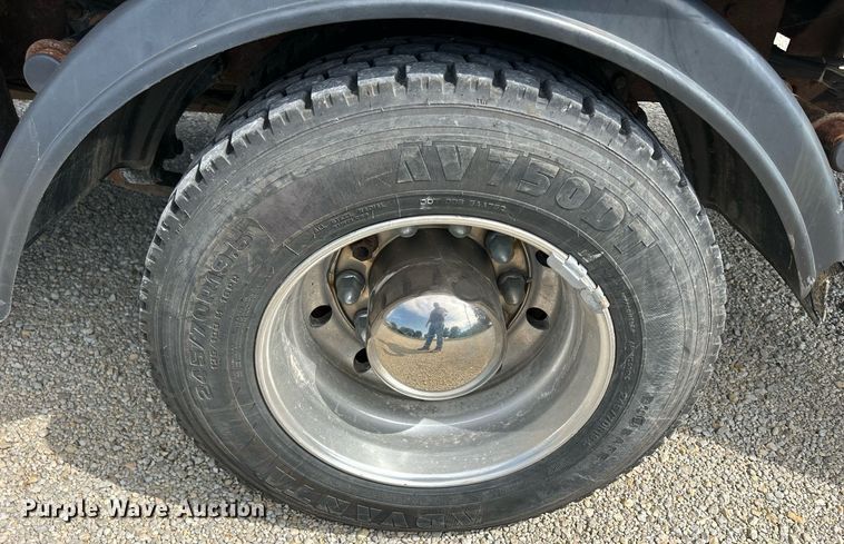 image for item MD9000 2006 Freightliner Business Class M2 106  rollback truck