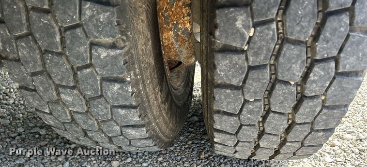 image for item MD9000 2006 Freightliner Business Class M2 106  rollback truck