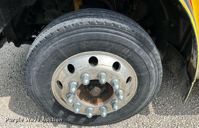 image for item MD9000 2006 Freightliner Business Class M2 106  rollback truck