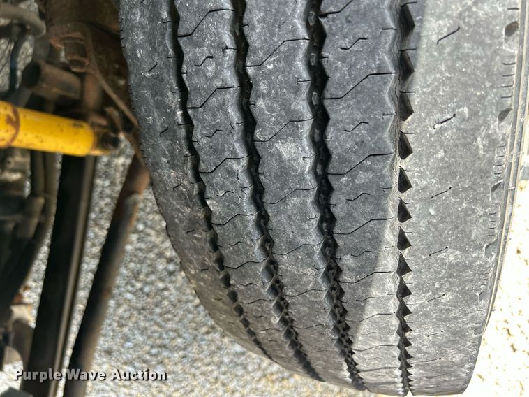 image for item MD9000 2006 Freightliner Business Class M2 106  rollback truck