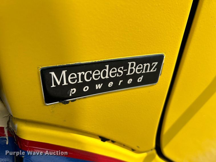 image for item MD9000 2006 Freightliner Business Class M2 106  rollback truck