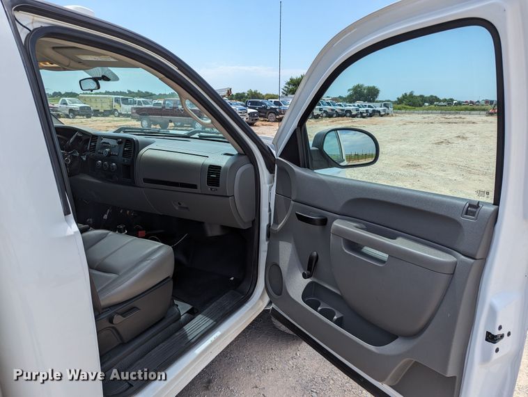 image for item MY9378 2010 Chevrolet Silverado 2500HD  utility bed pickup truck