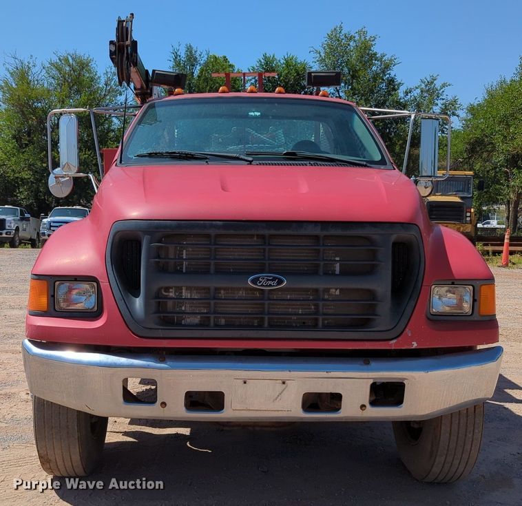 image for item MY9486 2000  Ford F650 Super Duty  utility / service truck