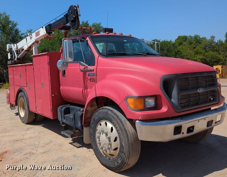 image for item MY9486 2000  Ford F650 Super Duty  utility / service truck