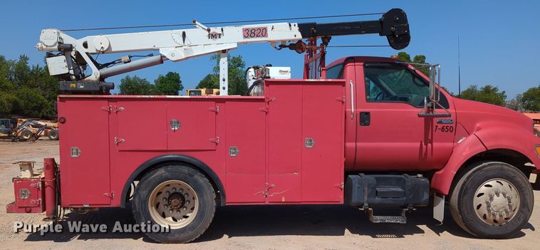 image for item MY9486 2000  Ford F650 Super Duty  utility / service truck