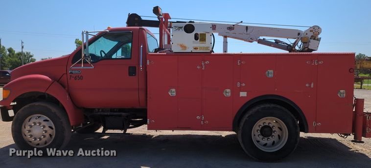 image for item MY9486 2000  Ford F650 Super Duty  utility / service truck