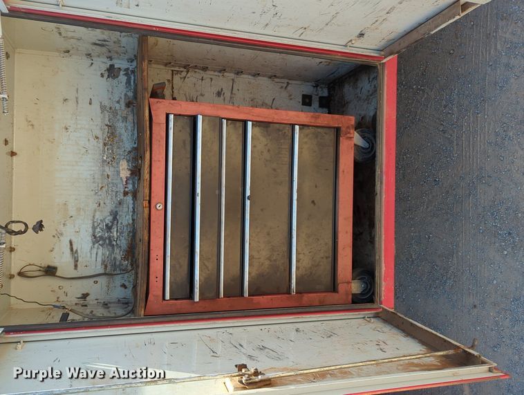 image for item MY9486 2000  Ford F650 Super Duty  utility / service truck