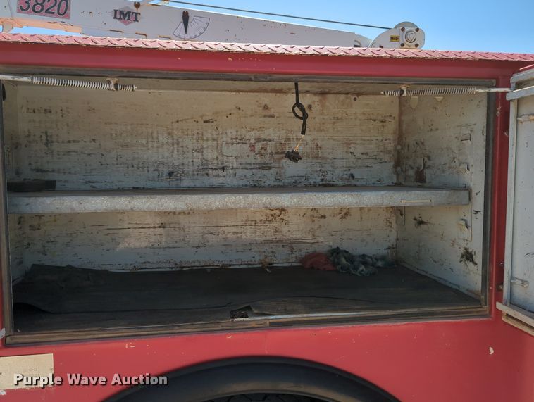 image for item MY9486 2000  Ford F650 Super Duty  utility / service truck