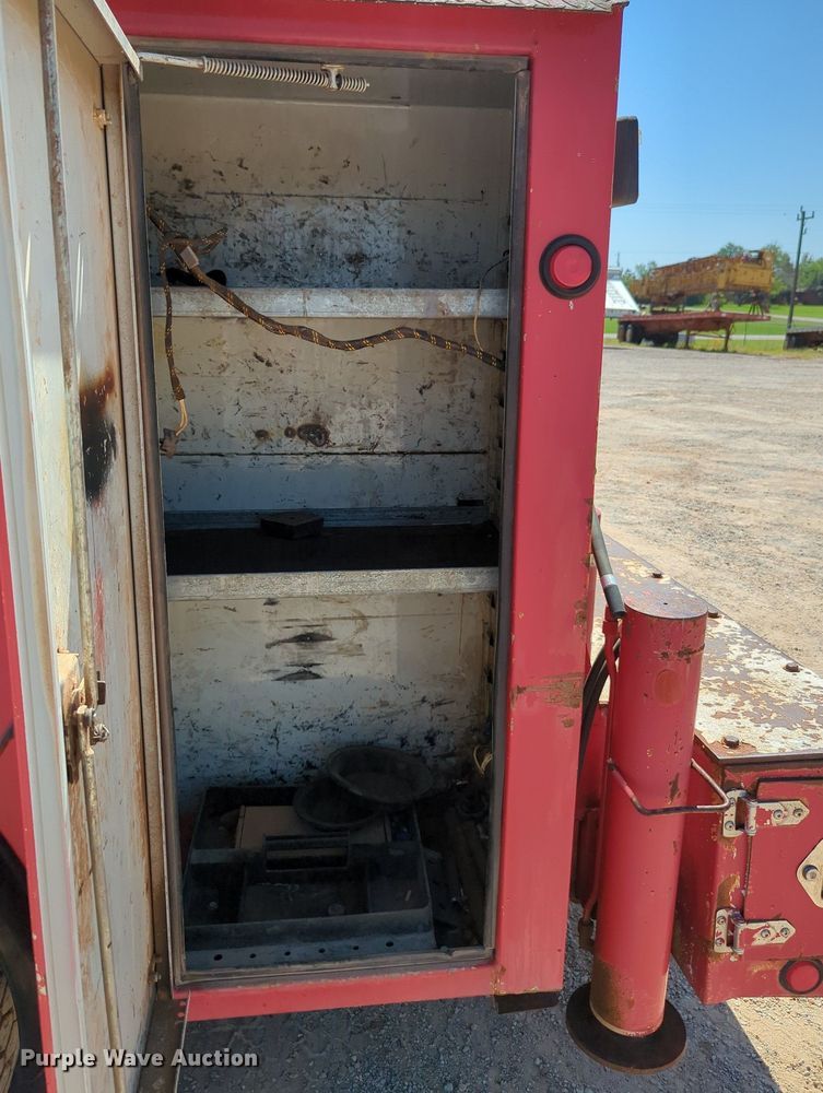 image for item MY9486 2000  Ford F650 Super Duty  utility / service truck