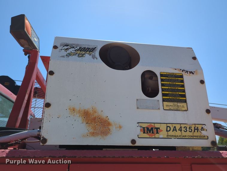 image for item MY9486 2000  Ford F650 Super Duty  utility / service truck