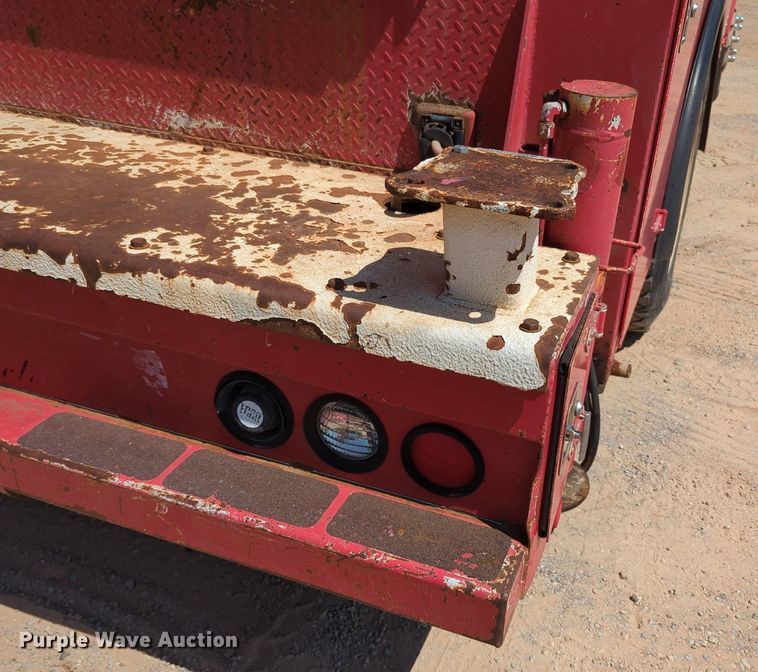 image for item MY9486 2000  Ford F650 Super Duty  utility / service truck