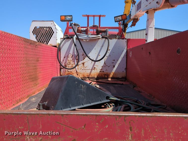 image for item MY9486 2000  Ford F650 Super Duty  utility / service truck