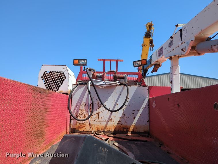 image for item MY9486 2000  Ford F650 Super Duty  utility / service truck