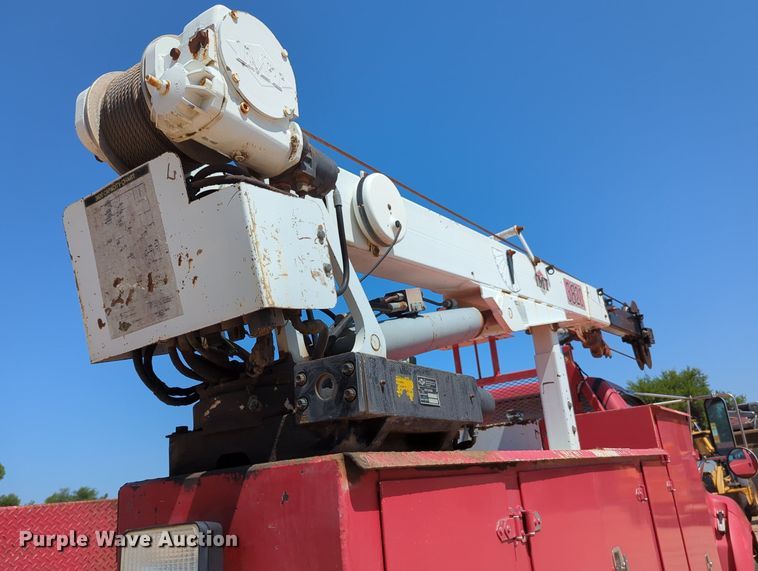 image for item MY9486 2000  Ford F650 Super Duty  utility / service truck