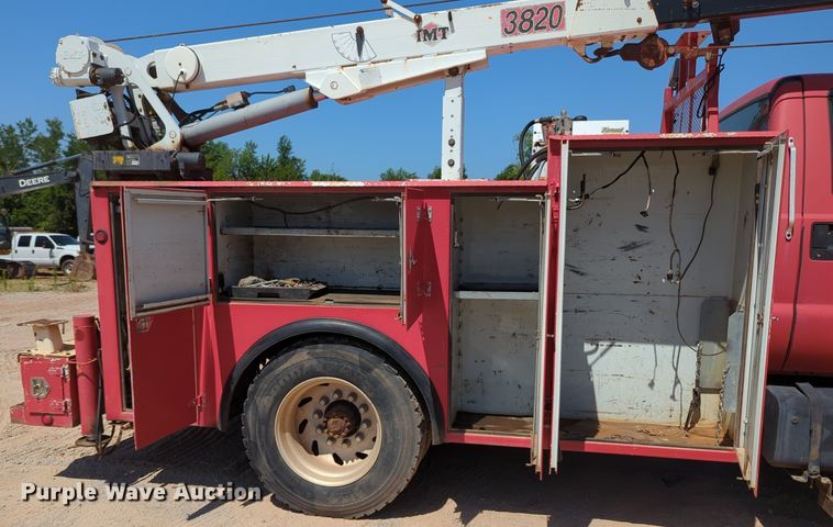 image for item MY9486 2000  Ford F650 Super Duty  utility / service truck