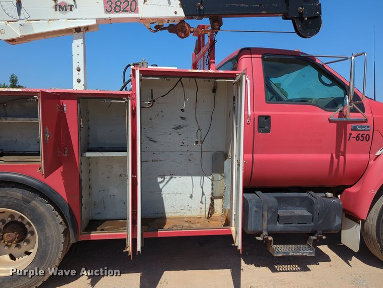 image for item MY9486 2000  Ford F650 Super Duty  utility / service truck