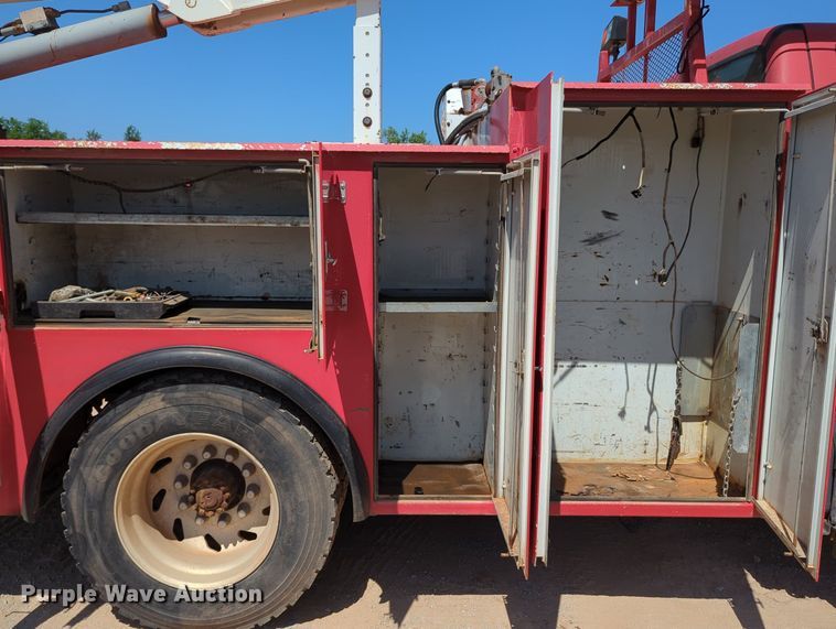 image for item MY9486 2000  Ford F650 Super Duty  utility / service truck