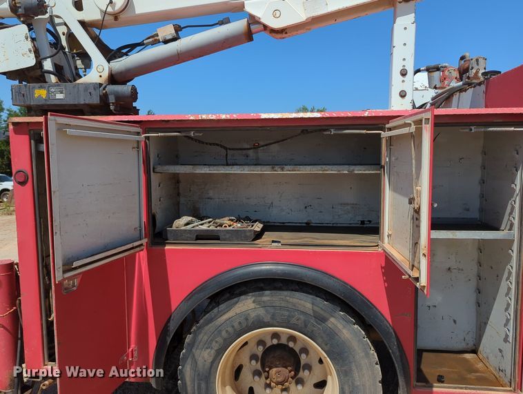 image for item MY9486 2000  Ford F650 Super Duty  utility / service truck