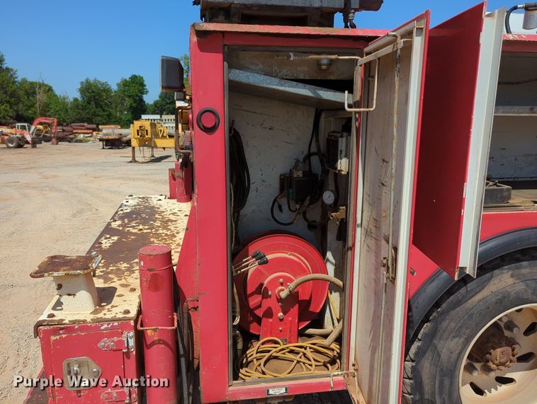 image for item MY9486 2000  Ford F650 Super Duty  utility / service truck