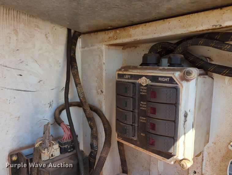 image for item MY9486 2000  Ford F650 Super Duty  utility / service truck