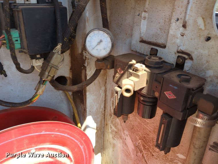 image for item MY9486 2000  Ford F650 Super Duty  utility / service truck