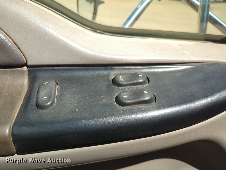 image for item MY9486 2000  Ford F650 Super Duty  utility / service truck