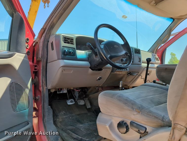 image for item MY9486 2000  Ford F650 Super Duty  utility / service truck