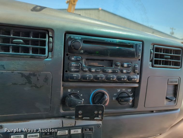 image for item MY9486 2000  Ford F650 Super Duty  utility / service truck