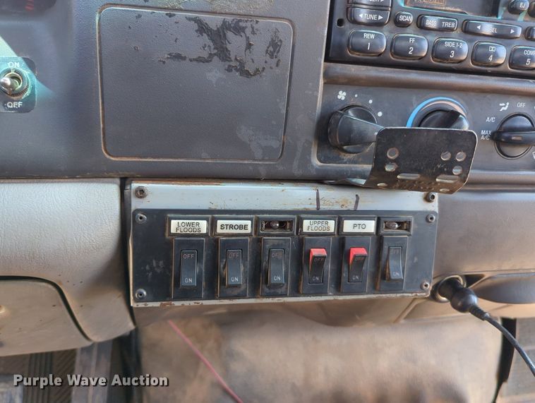 image for item MY9486 2000  Ford F650 Super Duty  utility / service truck