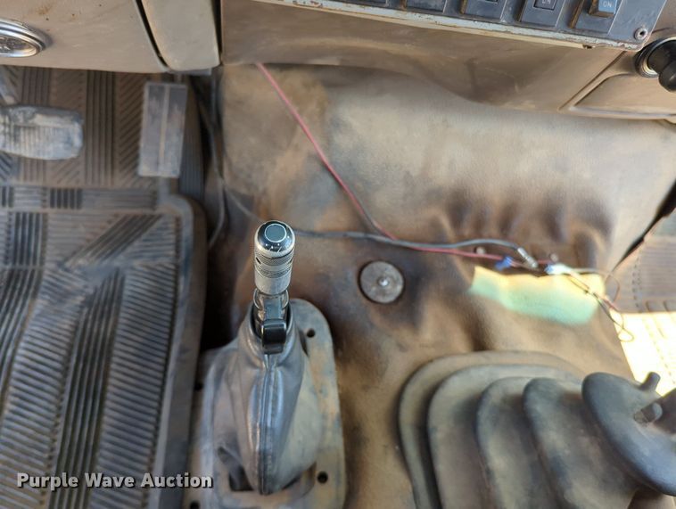 image for item MY9486 2000  Ford F650 Super Duty  utility / service truck