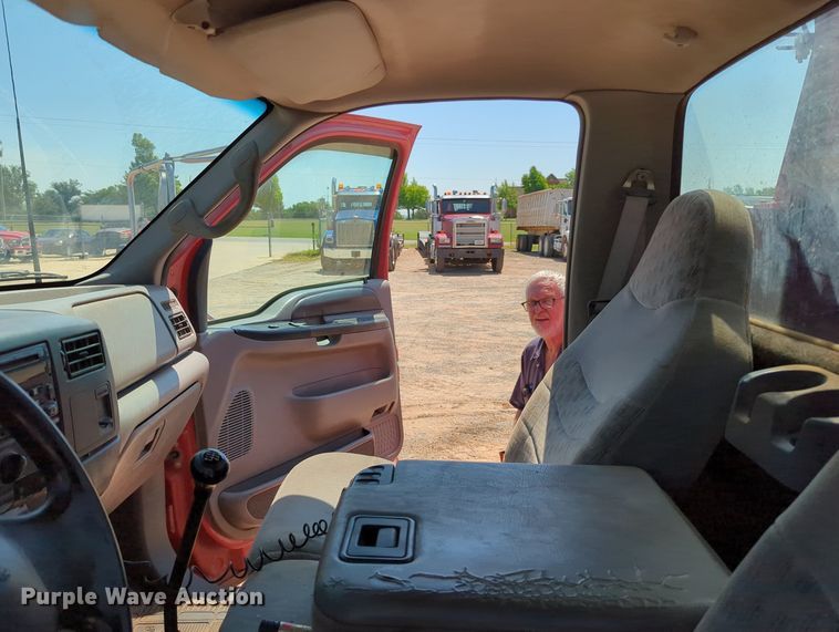 image for item MY9486 2000  Ford F650 Super Duty  utility / service truck