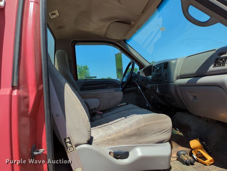 image for item MY9486 2000  Ford F650 Super Duty  utility / service truck