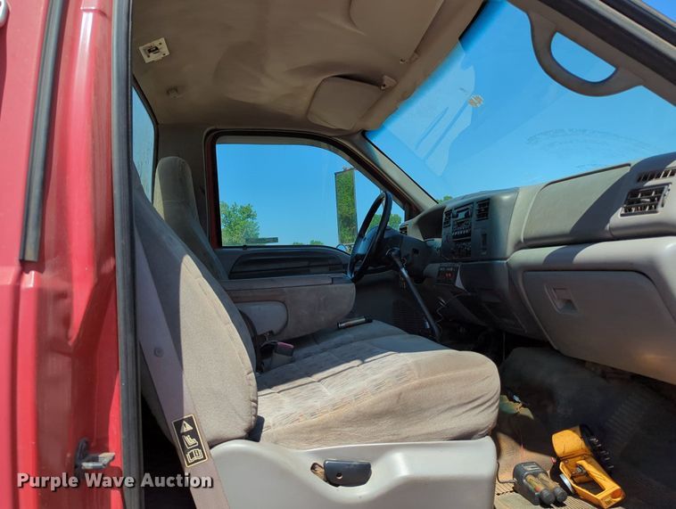 image for item MY9486 2000  Ford F650 Super Duty  utility / service truck