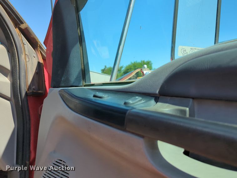 image for item MY9486 2000  Ford F650 Super Duty  utility / service truck