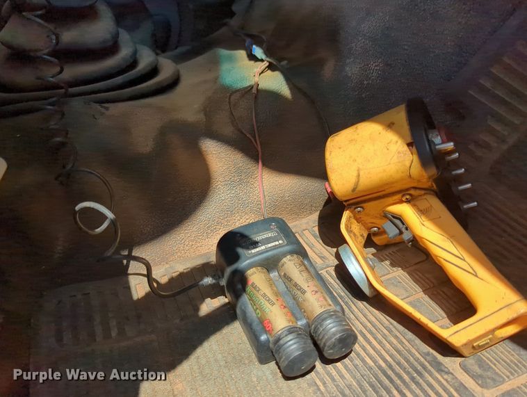 image for item MY9486 2000  Ford F650 Super Duty  utility / service truck