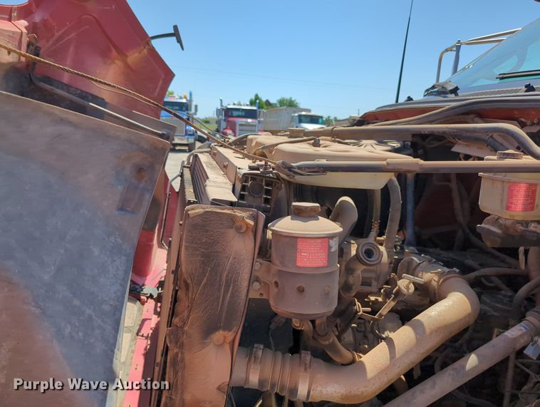 image for item MY9486 2000  Ford F650 Super Duty  utility / service truck