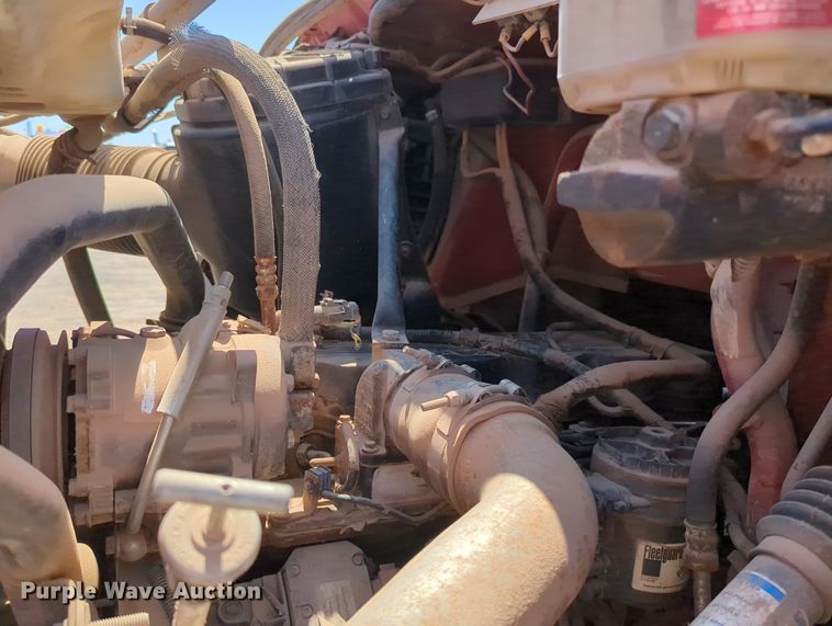 image for item MY9486 2000  Ford F650 Super Duty  utility / service truck