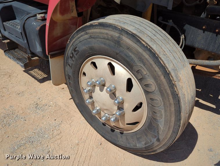 image for item MY9486 2000  Ford F650 Super Duty  utility / service truck