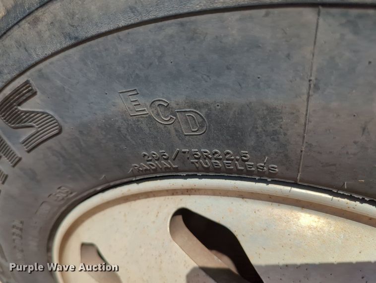 image for item MY9486 2000  Ford F650 Super Duty  utility / service truck