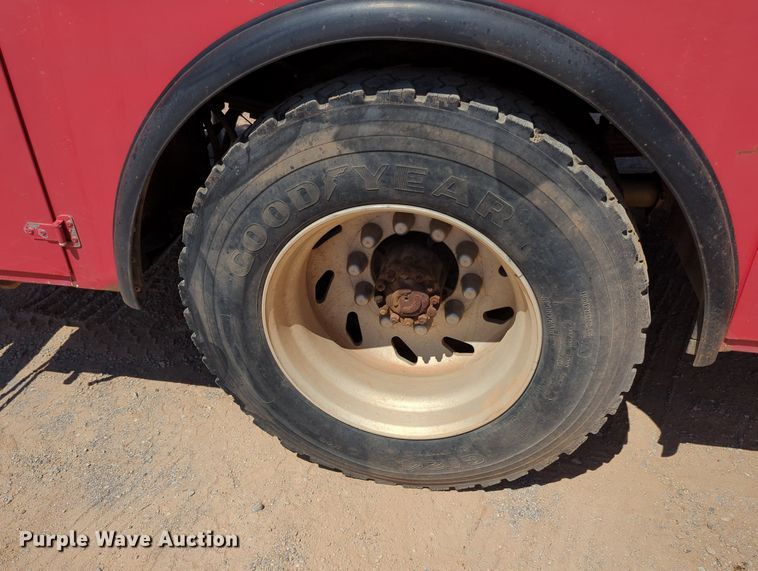 image for item MY9486 2000  Ford F650 Super Duty  utility / service truck