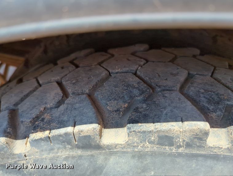 image for item MY9486 2000  Ford F650 Super Duty  utility / service truck