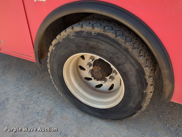 image for item MY9486 2000  Ford F650 Super Duty  utility / service truck