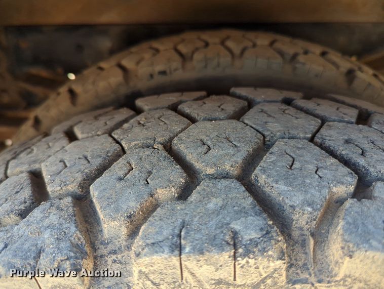 image for item MY9486 2000  Ford F650 Super Duty  utility / service truck