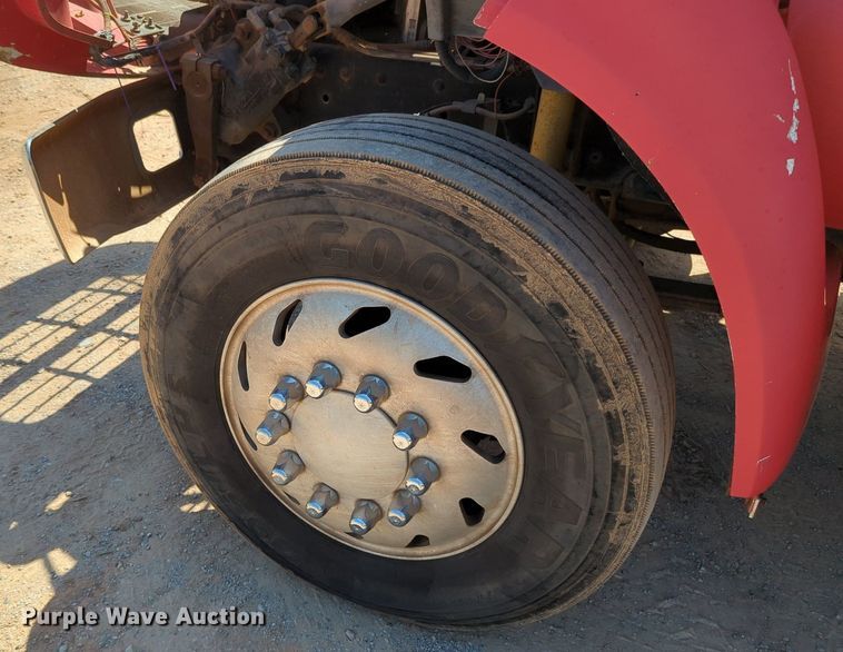 image for item MY9486 2000  Ford F650 Super Duty  utility / service truck