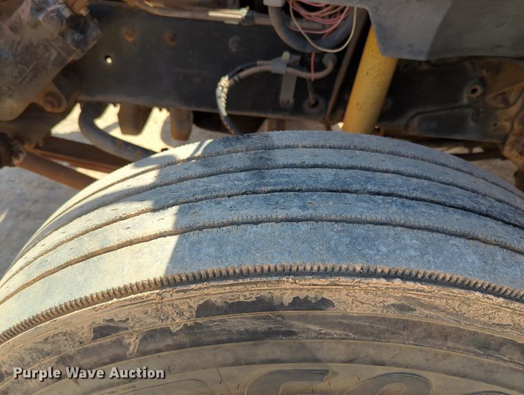 image for item MY9486 2000  Ford F650 Super Duty  utility / service truck