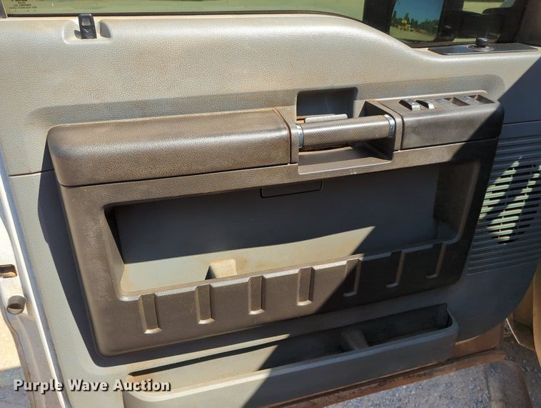 image for item MY9490 2015  Ford F250 Super Duty  Crew Cab pickup truck