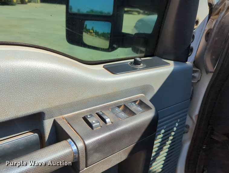 image for item MY9490 2015  Ford F250 Super Duty  Crew Cab pickup truck