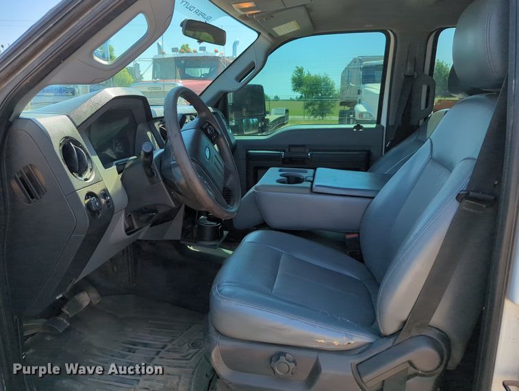 image for item MY9490 2015  Ford F250 Super Duty  Crew Cab pickup truck