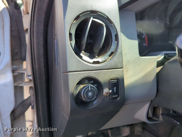 image for item MY9490 2015  Ford F250 Super Duty  Crew Cab pickup truck